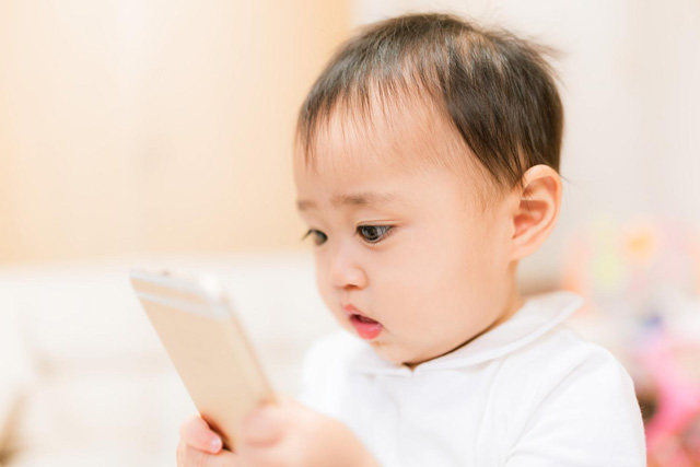 スマホを使う赤ちゃん